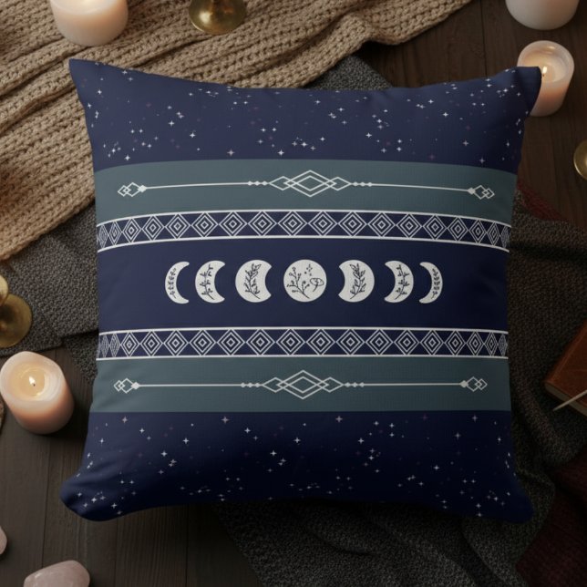 Almofada Céu Noturno Azul-Navy da Lua Mística (Track the magic of the cosmos with this Deep Navy and Silver Lunar Phase Pillow)