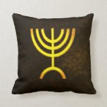 Almofada Chama de Menorah<br><div class="desc">Uma rendição digital do menorah sete-ramificado judaico (hebraico: מְנוֹרָה). O menorah sete-ramificado, usado no santuário portátil setup por Moses na região selvagem e mais tarde no templo em Jerusalem, foi um símbolo do judaísmo desde épocas antigas e é o emblema na brasão do estado de Israel moderno. O kohanim iluminou...</div>