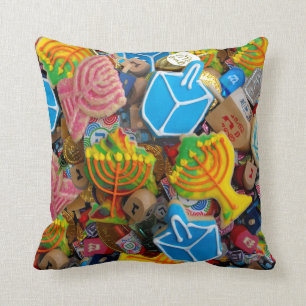Almofada Chanukah Menorahs, Dreidels, Gelt