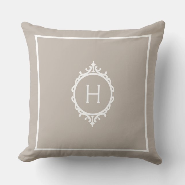 Almofada Chelsea Light Taupe e White Monogramas (Frente)