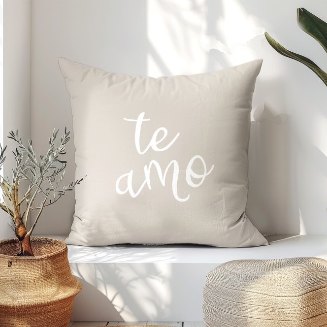 Almofada Chic Bege e Branco Te Amo Amor Espanhol  (Criador carregado)