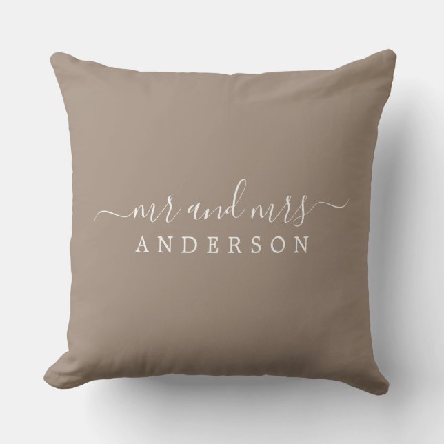 Almofada Chic Script Sr. Taupe Newlywing Monograma (Frente)
