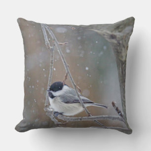 Almofada Chickadee tampado preto na neve