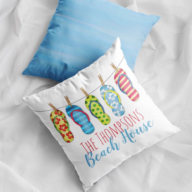 Almofada Chinelos personalizados da Whimsical Beach House (Flip flops colorful throw pillow)