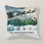 Almofada Christmas BELIEVE Reindeer Sleigh Santa Hat Foto<br><div class="desc">Feliz Natal e Cartões de natal Felizes anos novos Modelos de fotos. Papais noeis de Natal com Reindeer e acredite na palavra com Santa Hat.</div>