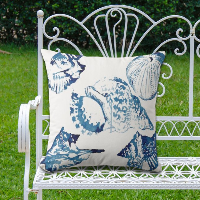 Almofada cic costeira indigo azul oceano aquarela (coastal chic indigo blue ocean watercolor seashell outdoor pillow)