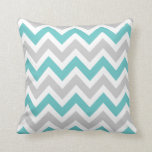 Almofada Cinza e Turquoise Chevron<br><div class="desc">Um padrão córrego moderno e bonito. Clique em Personalizar para adicionar o seu próprio texto ou fotografias para criar o seu único e único design!</div>