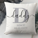 Almofada Cinza Elegante Elegante de Script de Monograma do<br><div class="desc">Travesseiro personalizado para um novo pai ou pai estabelecido há muito tempo, que você pode personalizar com a data em que eles se tornaram pai. Esta design minimalista da tendência tem uma paleta colorida de cinzas prateadas, pretas e brancas. Ele tem um monograma Pai, com a letra inicial D e...</div>
