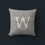 Almofada Cinza Linen Ivory Monograma Casamento Keepsasaame<br><div class="desc">Elegante cinza de manutenção de casamento, efeito de linhagem de tecido travesseiro com o seu texto na caligrafia manuscrita de cinza escura. Basta adicionar seus nomes, monograma e data de casamento. presente de excelente para um casal recém-casado. Desenvolvido exclusivamente para você pelo Happy Dolphin Studio. Se precisar de ajuda ou...</div>