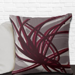 Almofada Cinzas e Abstratos Artísticas Borgonhetas<br><div class="desc">A cinza e o travesseiro decorativo burgundy apresentam uma composição de fita de abstrato artística com tons de burgundy e cinzas com sotaques brancos sobre fundo de cinza. Essa composição de abstrato é construída sobre combinações de fitas repetidas, que se sobrepõem e se entrelaçam para formar um padrão intrincado e...</div>