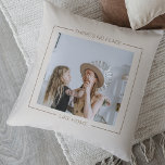 Almofada Cinzas e bege modernos | Foto da família | Present<br><div class="desc">Cinzas e bege modernos | Foto da família | Os Travesseiros para presentes domésticos oferecem ofertas pensativas e práticas, oferecendo conforto e relaxamento ao receptor. Aqui está uma descrição dos travesseiros como um presente: Dê a dádiva do máximo conforto e relaxamento com estes travesseiros luxuosos. Criados com os melhores materiais,...</div>
