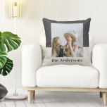 Almofada Cinzas e bege modernos | Foto | Nome da família<br><div class="desc">Adicione um toque pessoal e na moda à sua casa com esta cinza moderna e beige o travesseiro decorativo personalizado. Apresentando sua foto favorita e seu nome de família, este design combina tons aconchegantes e neutros com o estilo contemporâneo — perfeito para salas de estar, quartos ou presentes. Quer estejamos...</div>