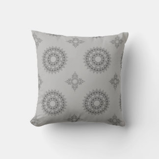 Almofada cinzas escuras, designs intricadas do tipo mandala