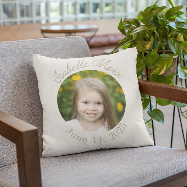 Almofada Círculo & Script Centralizado (Soft minimal pillow featuring circle-cropped image with arched script name and date detail.)