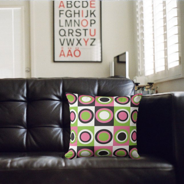 Almofada Círculos retrorreflectores Preto Verde Cor-de-Rosa (A throw pillow with a retro pattern of green, black, pink and white circles)