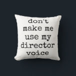 Almofada Citação de Humor do Diretor do Teatro Funny<br><div class="desc">Este travesseiro decorativo divertido apresenta uma citação humorística divertida para diretores - Não me faça usar minha voz diretora - em uma simples tipografia de máquina de escrever em preto e branco. A palavra diretor pode ser personalizada. ideia de presente de excelente!</div>