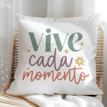 Almofada Citação Inspiradora "Vive Cada Momento"<br><div class="desc">Traga inspiração e elegância para o seu espaço com o Travesseiro decorativo Inspirational Quote "Vive Cada Momento". Este travesseiro maravilhosamente desenhado apresenta a sentida mensagem "Vive Cada Momento", encorajando você a estimar e viver cada momento ao máximo. A citação é mostrada com arte em uma fonte de script graciosa, adicionando...</div>