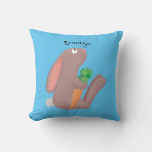 Almofada Coelho bonito sentado com desenho de cenoura