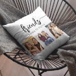 Almofada Colagem de Amizade de Fotografias 3<br><div class="desc">Celebre sua amizade com o Travesseiro decorativo Colagem Amizade Fotográfica Amigos 3. Este travesseiro personalizado apresenta uma bela colagem organizada de três fotos queridas, capturando momentos especiais com seus amigos. Feito de materiais de alta qualidade, ele adiciona um toque na moda e sentimental a qualquer espaço. Perfeito para aniversários, feriados...</div>