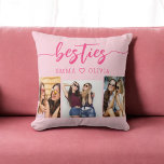 Almofada Colagem de Fotos de Besties Rosa Quente Amigos 3<br><div class="desc">Capture a essência da amizade com o Travesseiro decorativo de Colagem de Fotos Amigos de Besties Rosa Quente 3. Personalizado com um vibrante design cor-de-rosa-quente e apresentando uma colagem de três fotos carinhosas, ele celebra momentos inesquecíveis com seus amigos. Criado a partir de materiais de alta qualidade, este travesseiro adiciona...</div>