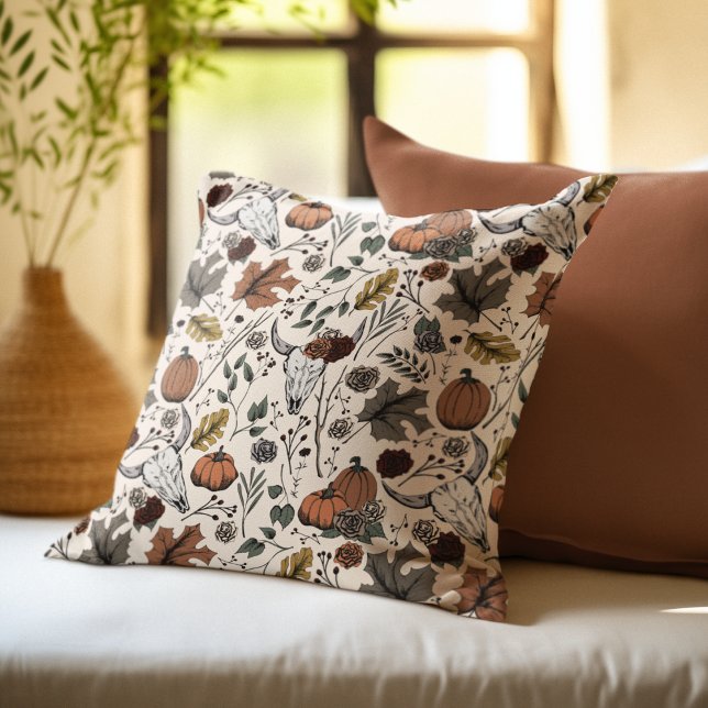 Almofada Colheita e Crânio de Vaca (Elegant Hand-Drawn Fall "Harvest and Horns" Pillow. Cow Skulls, Roses, Pumpkins & Autumn Leaves.)
