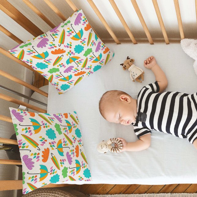 Almofada Colorful Umbrellas with Clouds and Raindrops (Criador carregado)