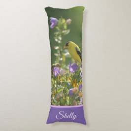 Almofada Comprida Goldfinch em uma Flor Harebell