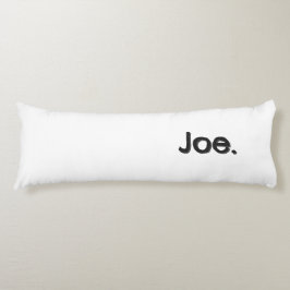 Almofada Comprida Joe. Nome em letras pretas sobre fundo branco