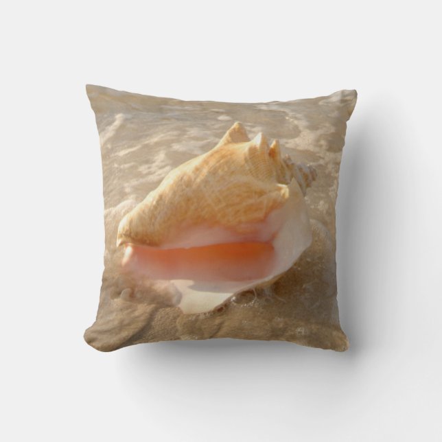 Almofada Conch Shell na areia na praia tropical (Frente)