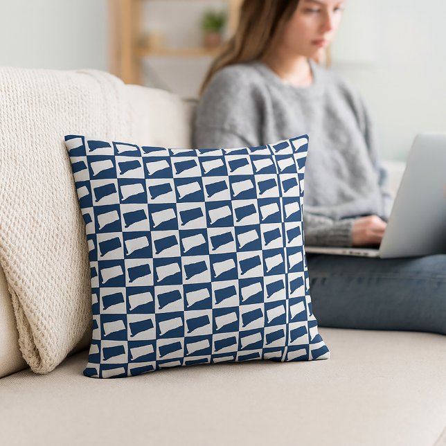Almofada Connecticut Outline Pattern Blue and White (A throw pillow with a blue and white checkerboard pattern featuring the US state of Connecticut.)