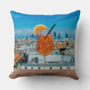 Almofada Coquetel Spritz numa mesa com vista a Milão