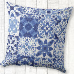 Almofada Cor da Água do Padrão do Azulejo Branco Azul do Me<br><div class="desc">Bonito padrão de azulejo branco e azul indigo em aquarela. Arte original de Nic Squirrell.</div>