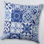 Almofada Cor da Água do Padrão do Azulejo Branco Azul do Me<br><div class="desc">Bonito padrão de azulejo branco e azul indigo em aquarela. Arte original de Nic Squirrell.</div>