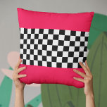 Almofada Cor-de-rosa claro e tabuleiro<br><div class="desc">Um padrão clássico de xadrez preto e branco,  com um rosa vibrante brilhante.</div>