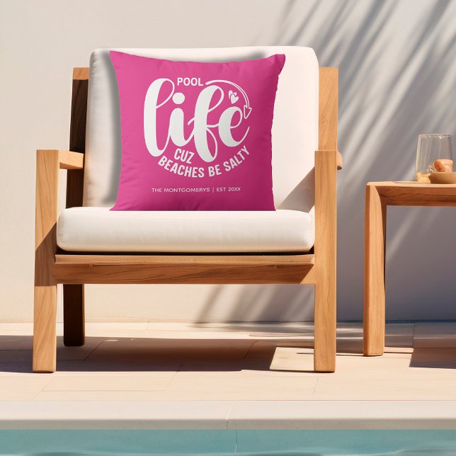 Almofada Cor-de-rosa quente com vida de piscina (Personalized "Pool life cuz beaches be salty" graphic on hot pink outdoor pillow)
