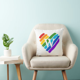 Almofada Coração Arco-Íris Pintado em Monograma Branco