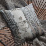 Almofada Coração Cravado pela Rússia do País Personalizado<br><div class="desc">A arte rústica personalizada gravada em design de coração na frente e no verso apresenta uma árvore de latido de pássaro impresso com um coração esculpido que você pode personalizar adicionando seus nomes e embaixo dela, você pode adicionar sua data de casamento ou data especial. Isso daria um presente único...</div>