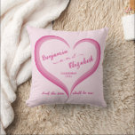 Almofada Coração de Amor do Casal Verificado Rosa<br><div class="desc">Este travesseiro tem uma rosa claro cor-de-rosa atrás e uma frente cor-de-rosa com três corações multicoloridos enquadrando os nomes do casal. Uma data "Estabelecida" é fornecida para comemorar o ano do seu casamento, o ano que você conheceu, ou o ano do seu noivado. A frase "E os dois devem ser...</div>