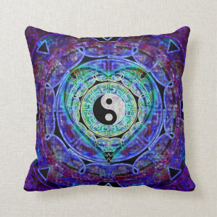 Almofada Coração de Yin Yang por Amelia Carrie