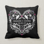 Almofada Coração filigrana personalizado, nomes Wedding da<br><div class="desc">Este branco consistindo coração-dado forma ornamentado do gráfico sae, rolos e as flores emprestam um toque elegante a este travesseiro preto. Você pode personalizá-lo com nomes e um casamento de um casal, aniversário, ou a outra data especial no centro do coração. A cor do fundo pode ser mudada clicando "personaliza-o"...</div>