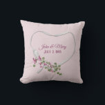 Almofada Coração Floral de Fita com Travesseiro decorativo<br><div class="desc">Flores cor-de-rosa com buquê verde de maria no coração branco de fita de cetim em fundo de textura rosa macia. Pode ser usado para aniversário ou presente de casamento.</div>