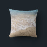Almofada corações conectados na areia da praia com surf oce<br><div class="desc">Vinculando corações de praia à areia com fundo oceânico Nomes podem ser personalizados.</div>