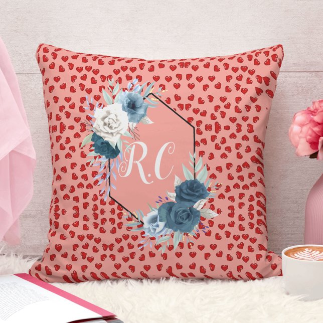 Almofada corações vermelhos e monograma floral azul (Criador carregado)
