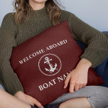 Almofada Corda de Âncora Náutica Bem-vinda a bordo do verme<br><div class="desc">O nome do seu barco é Bem-vindo a bordo da corda e da âncora náutica em uma almofada de Travesseiro decorativo vermelho profundo.</div>