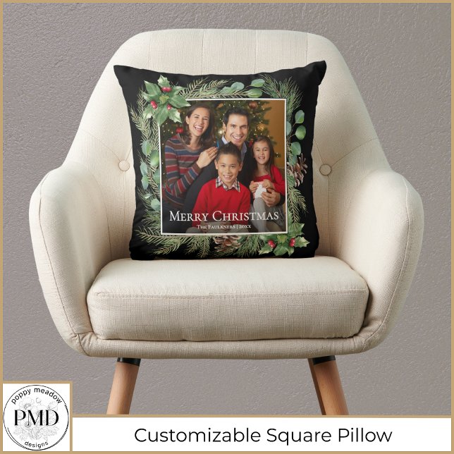 Almofada Coroa Botânica de Foto de Natal Feliz (Merry Christmas Photo Wreath Botanical Square Pillow with Your Photo, Name, Year.)