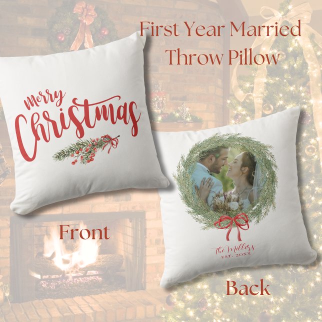 Almofada Coroa de pinheiro para foto de Natal de recém-casa (Newlywed Merry Christmas Photo Pine Wreath Throw Pillow)
