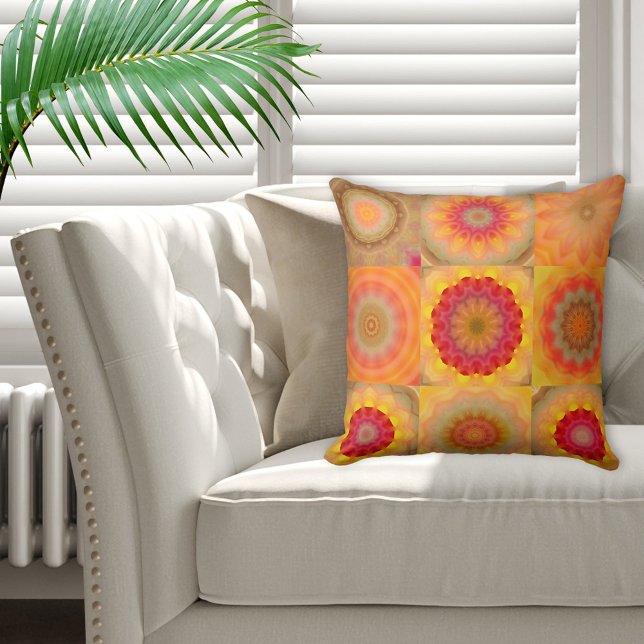 Almofada Correspondência Floral de Mandala ou Travesseiro d (Pillow with an abstract art original flower pattern in quilt or patchwork style in warm colors. )