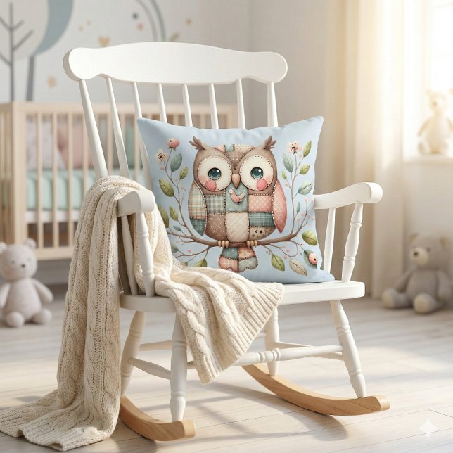Almofada Coruja de Patchwork em Floresta Caprichosa (Patchwork Owl in Whimsical Woodland Throw Pillow Mockup A)