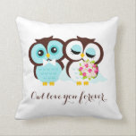 Almofada Corujas de noiva e de noivos<br><div class="desc">Travesseiro decorativo adorável apresenta uma ilustração fofa de duas corujas e é perfeito para casamentos ou aniversários. Personalize-o com sua data de casamento,  nomes ou qualquer texto de sua escolha.</div>