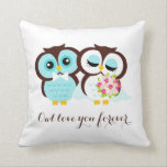 Almofada Corujas de noiva e de noivos<br><div class="desc">Travesseiro decorativo adorável apresenta uma ilustração fofa de duas corujas e é perfeito para casamentos ou aniversários. Personalize-o com sua data de casamento,  nomes ou qualquer texto de sua escolha.</div>